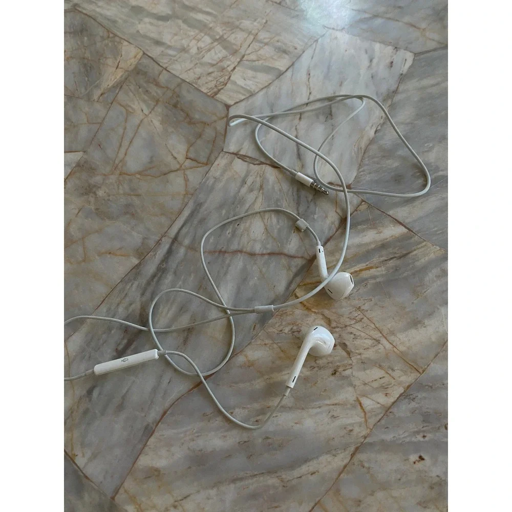 Apple EarPods Wired Headphones with 3.5mm Plug White MD827LL/A